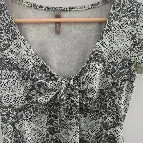 THYME MATERNITY | Off White/Black Short V-Neck Sleeved  Floral Top - Picture 2 of 3